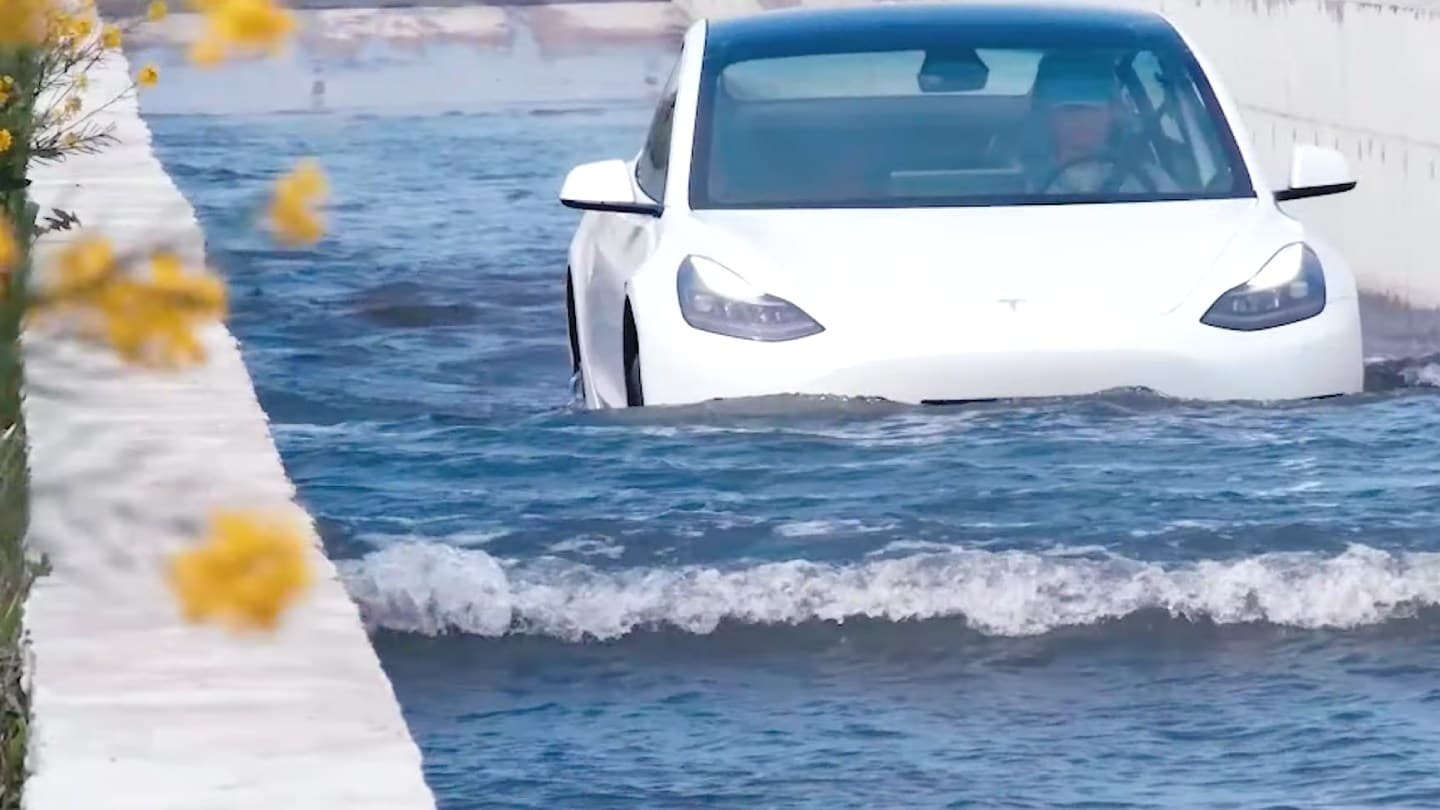 Čínská Tesla Model Y se brodí uměle vytvořenou řekou