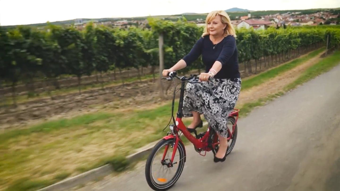 Alena Schillerová na elektrokole