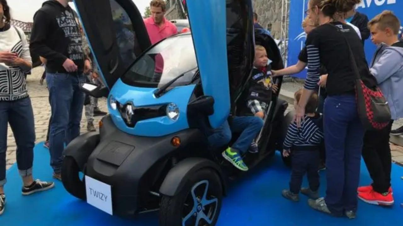 Auta na náplavce a Renault Twizy