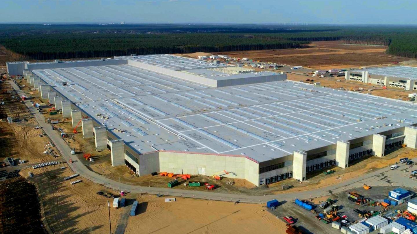 Otevření německé Gigafactory začíná nabírat spád, na schůzku se dostavil i Elon Musk