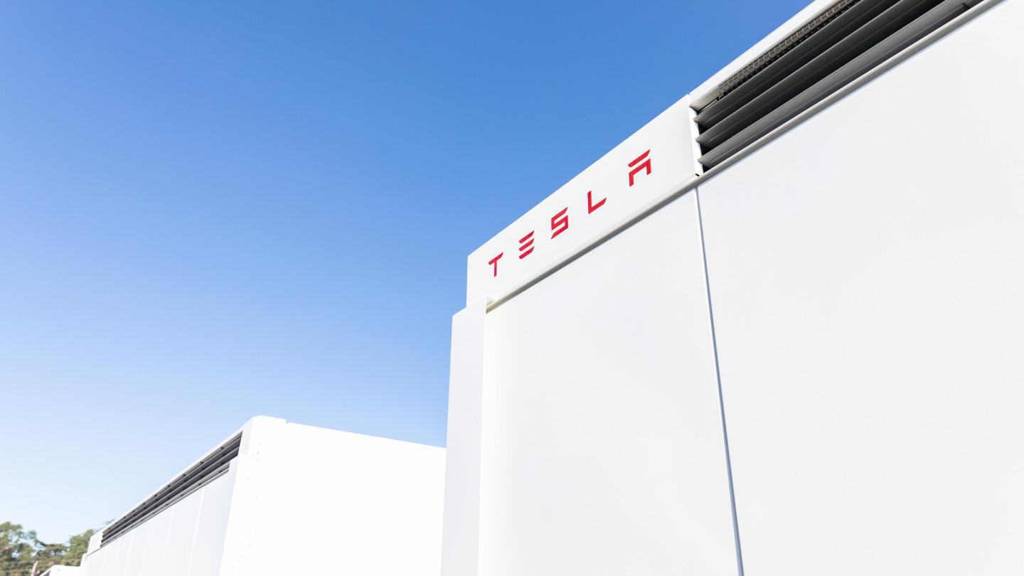 Tesla Megafactory se konečně stává skutečností, vyrábět bude obrovská úložiště energie