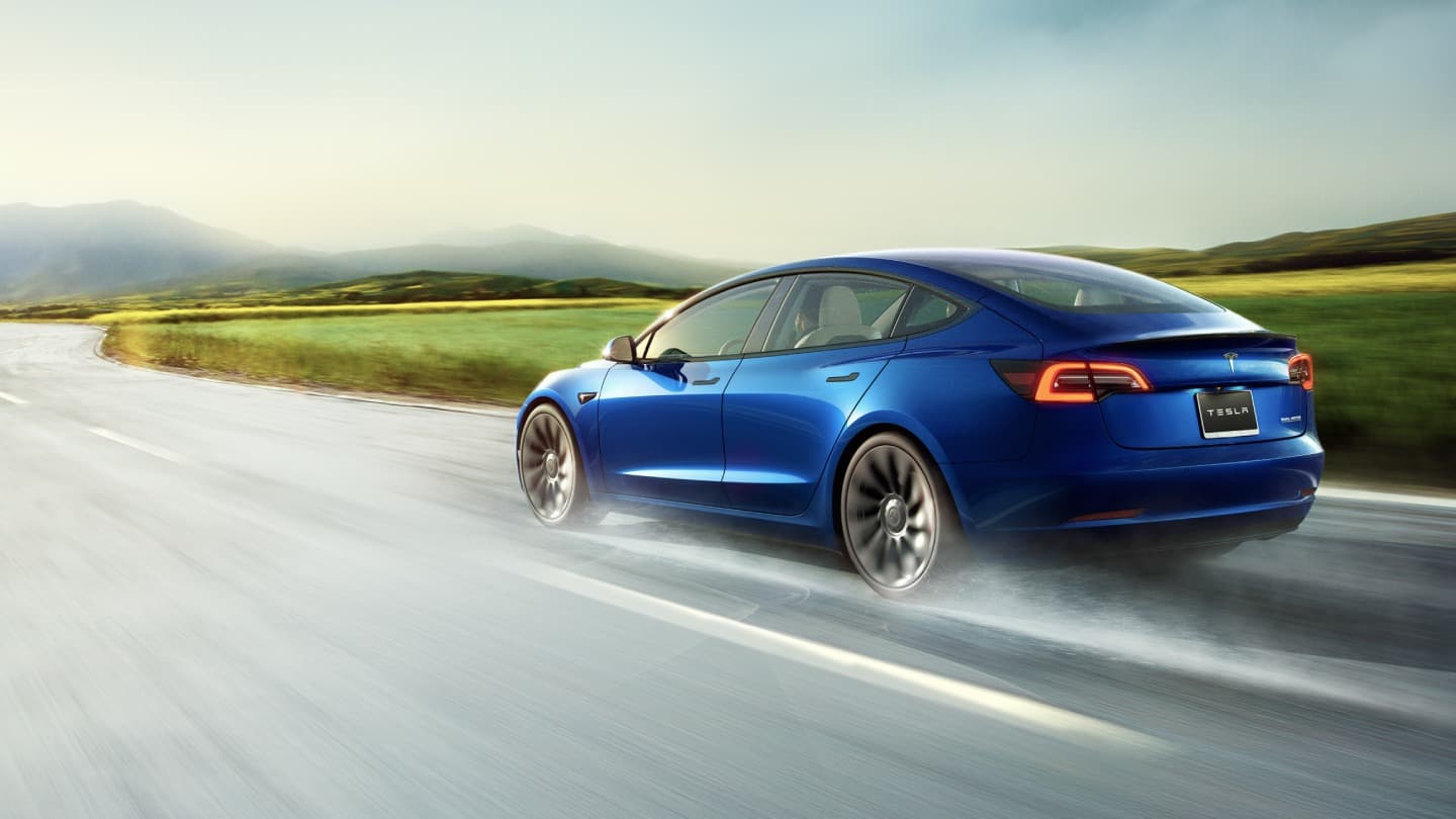 Tesla Model 3 na mokru