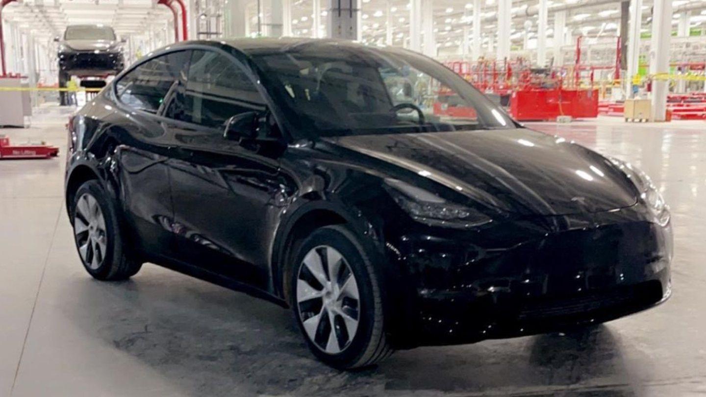 První Tesla Model Y vyjela z výrobní linky v Texasu