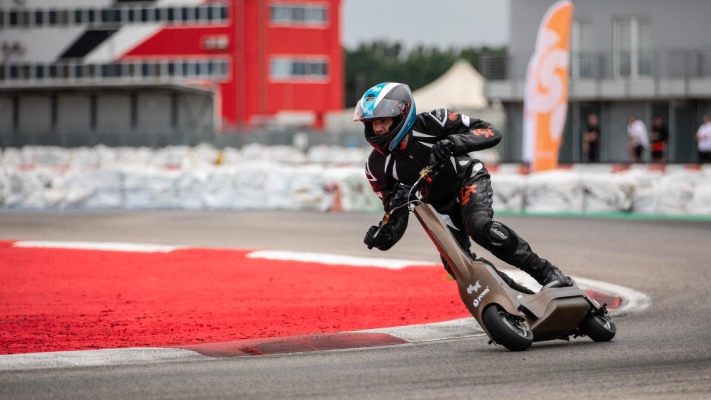 Smrtící elektrokoloběžka s rychlostí až 100 km/h míří na brutální závody