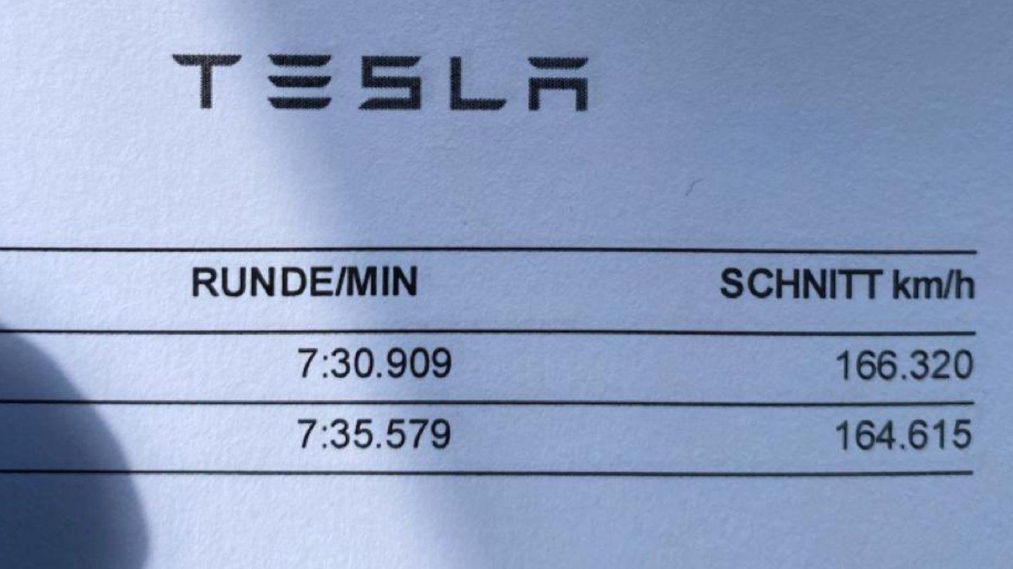 Tesla překonala traťový rekord pro elektromobily na Nürburgring Nordschleife