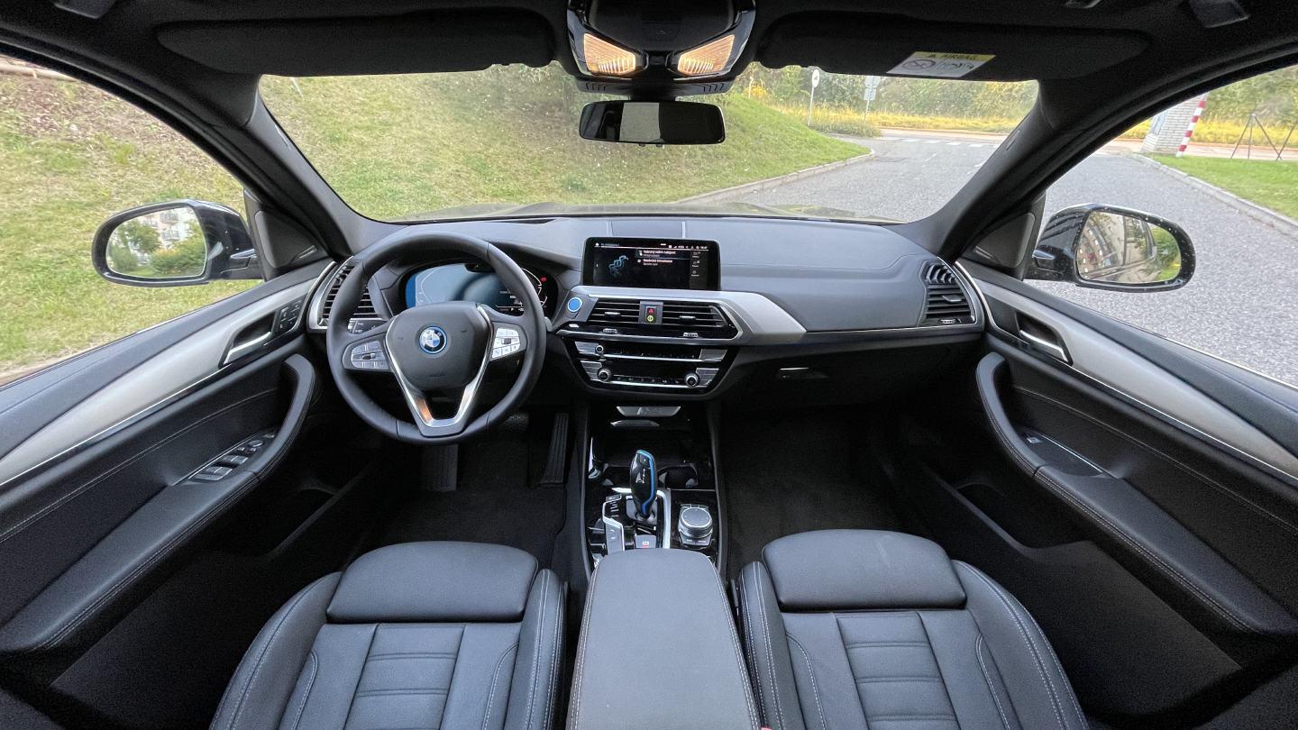 BMW iX3, interiér