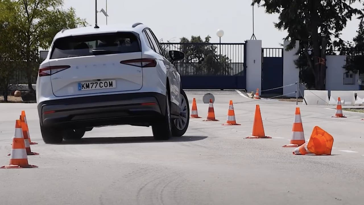 Škoda Enyaq iV v losím testu, zezadu