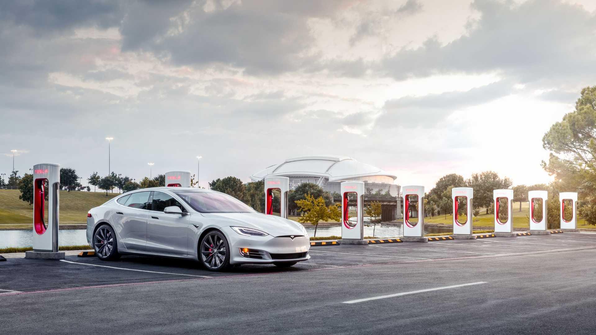 Elektromobil Tesla Model S na nabíjecí stanici Supercharger