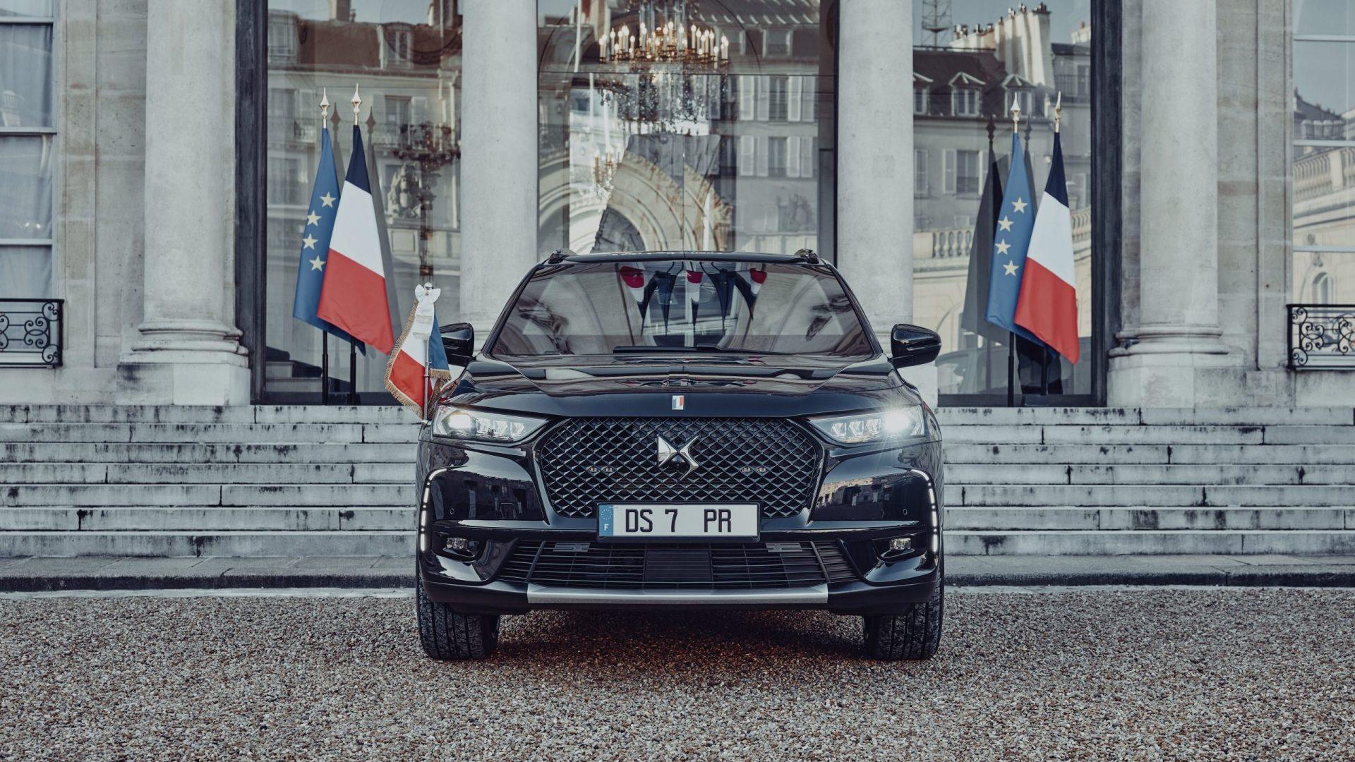 Přehršel luxusu a pancéřování. Francouzský prezident jezdí ve speciálním DS 7 Crossback