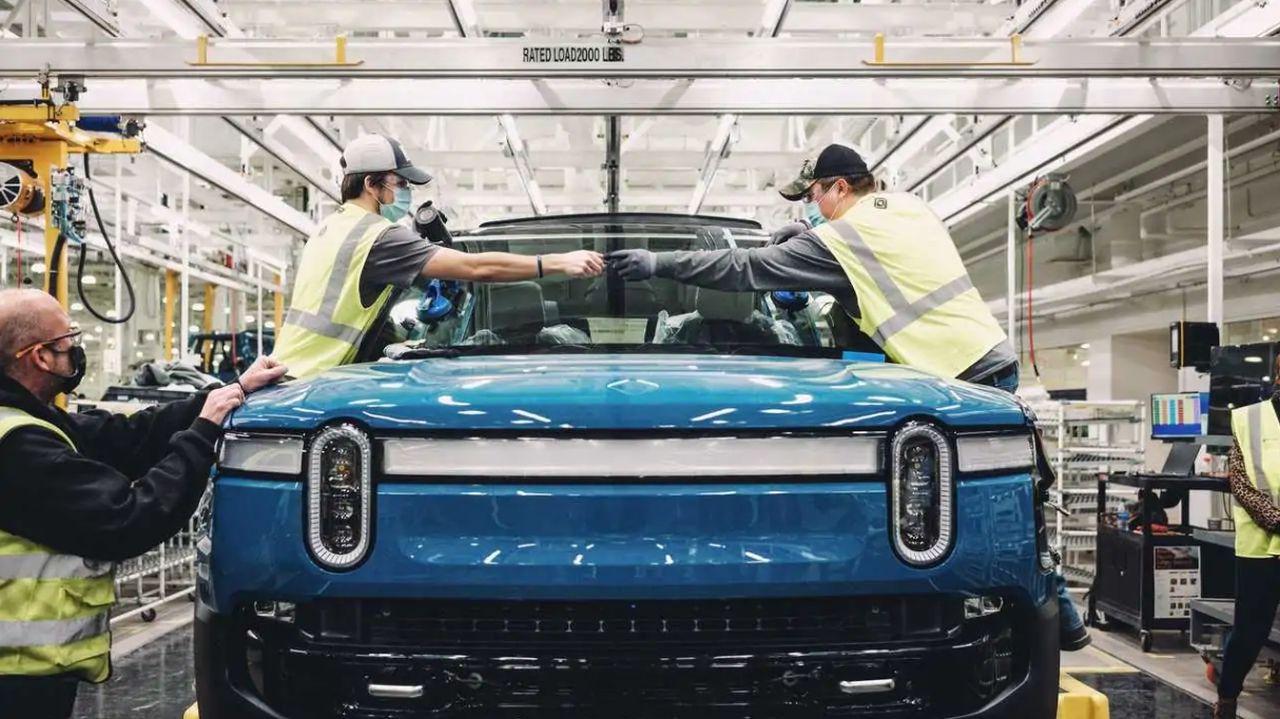 Rivian začíná nabízet levnější verze modelů R1T a R1S. Dojezd je až 644 km