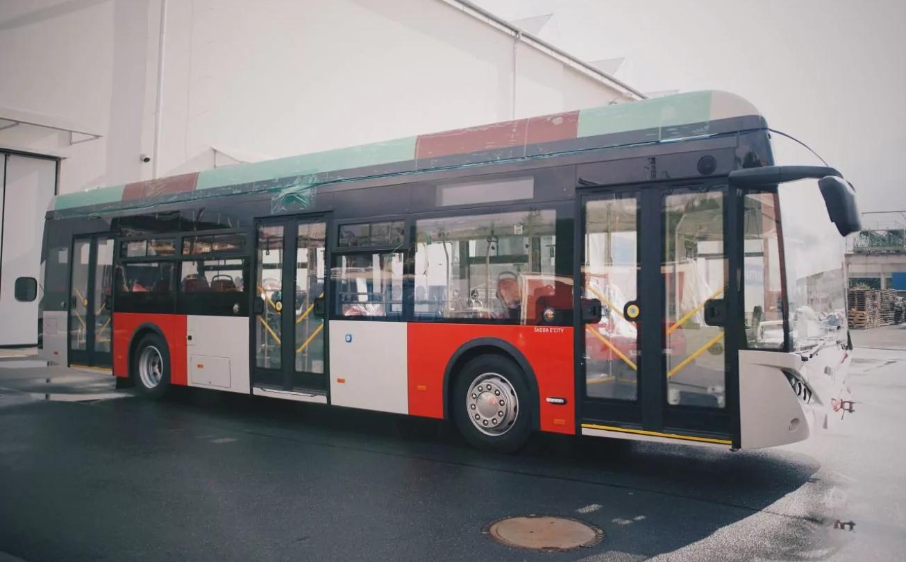 Elektrický autobus Škoda E'CITY, boční pohled