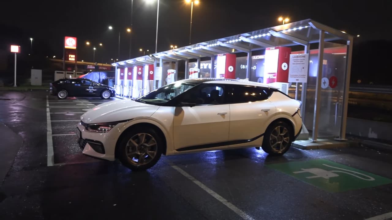 Elektromobil Kia EV6 GT na nabíječce