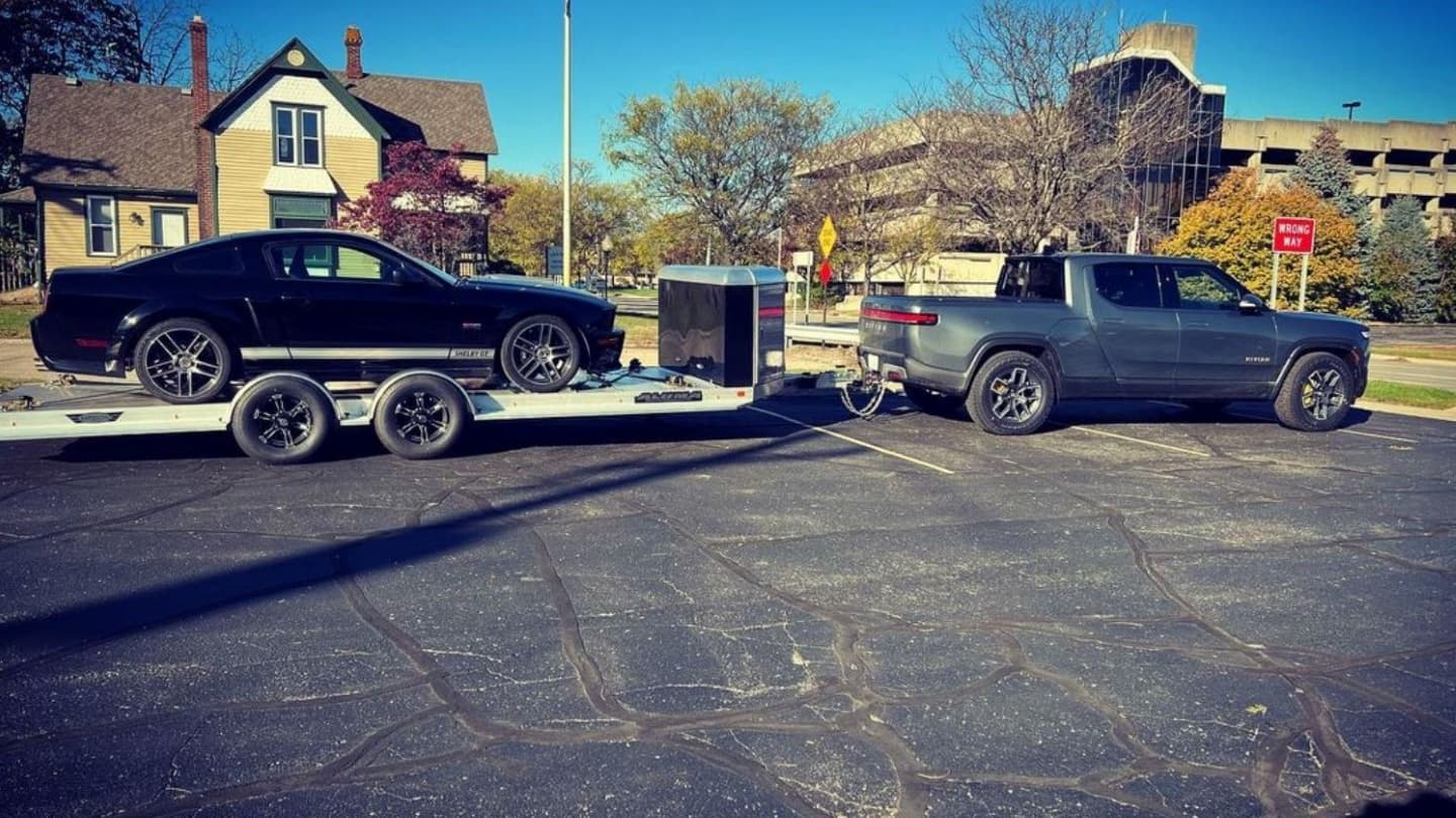Na přívěsu táhl pickup spalovací Mustang