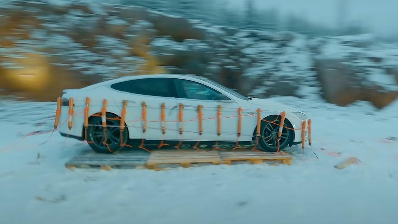 Majitel nechal svou Tesla Model S raději vyhodit do vzduchu, než aby ji opravoval