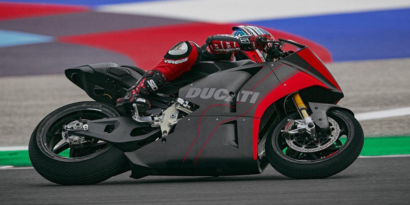 Ducati ukázalo svou první elektromotorku. Je to závodní střela z Itálie