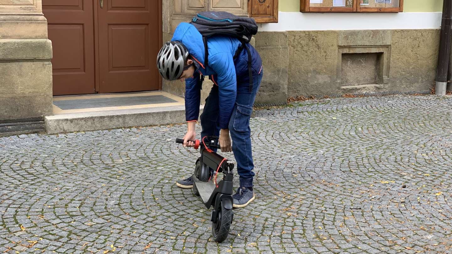 Elektrokoloběžku Aerium HX8 snadno složíte