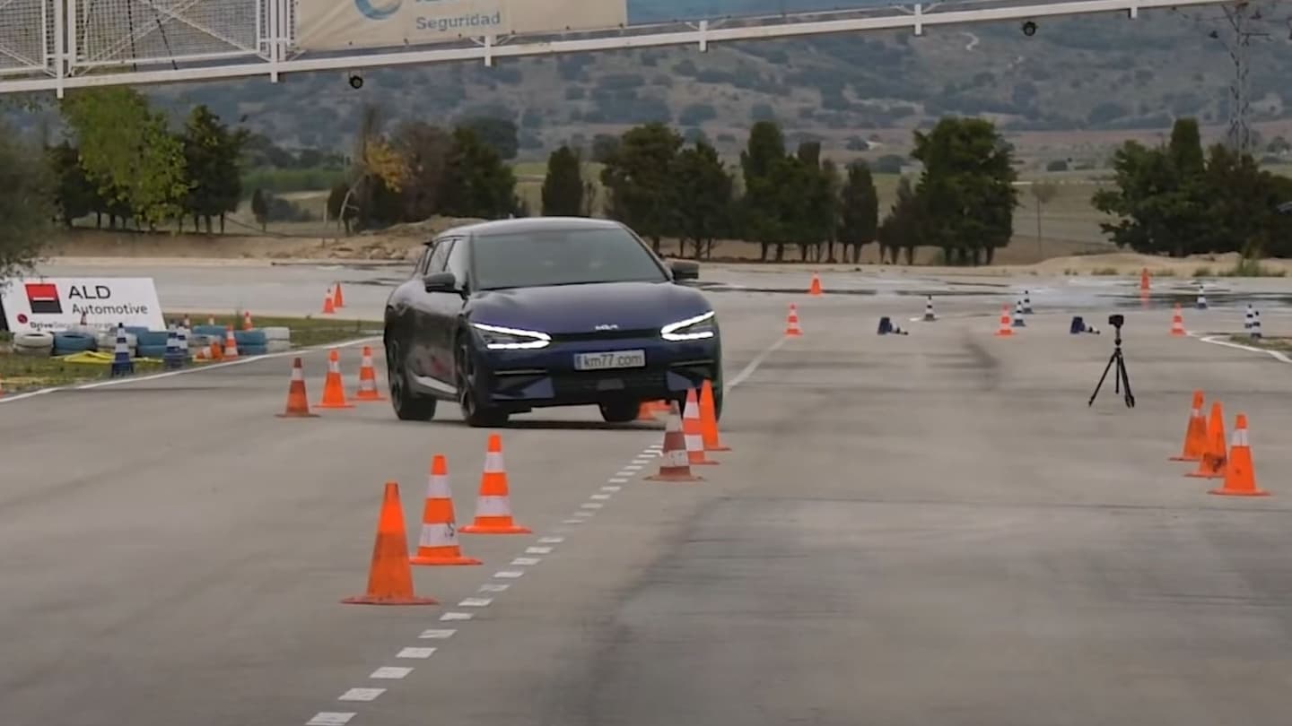 Kia EV6 při losím testu