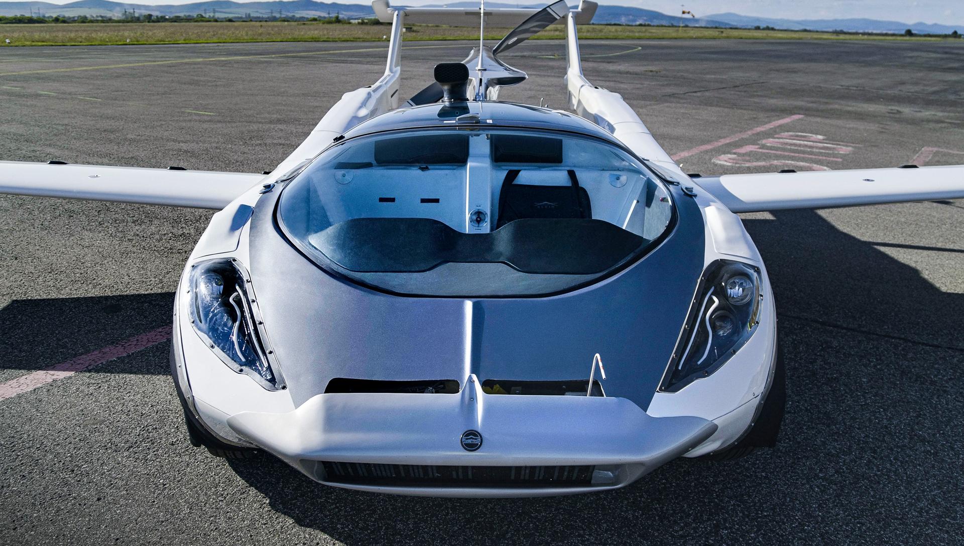 Slovenský létající automobil AirCar získal povolení. Kdy ho spatříme na nebi?