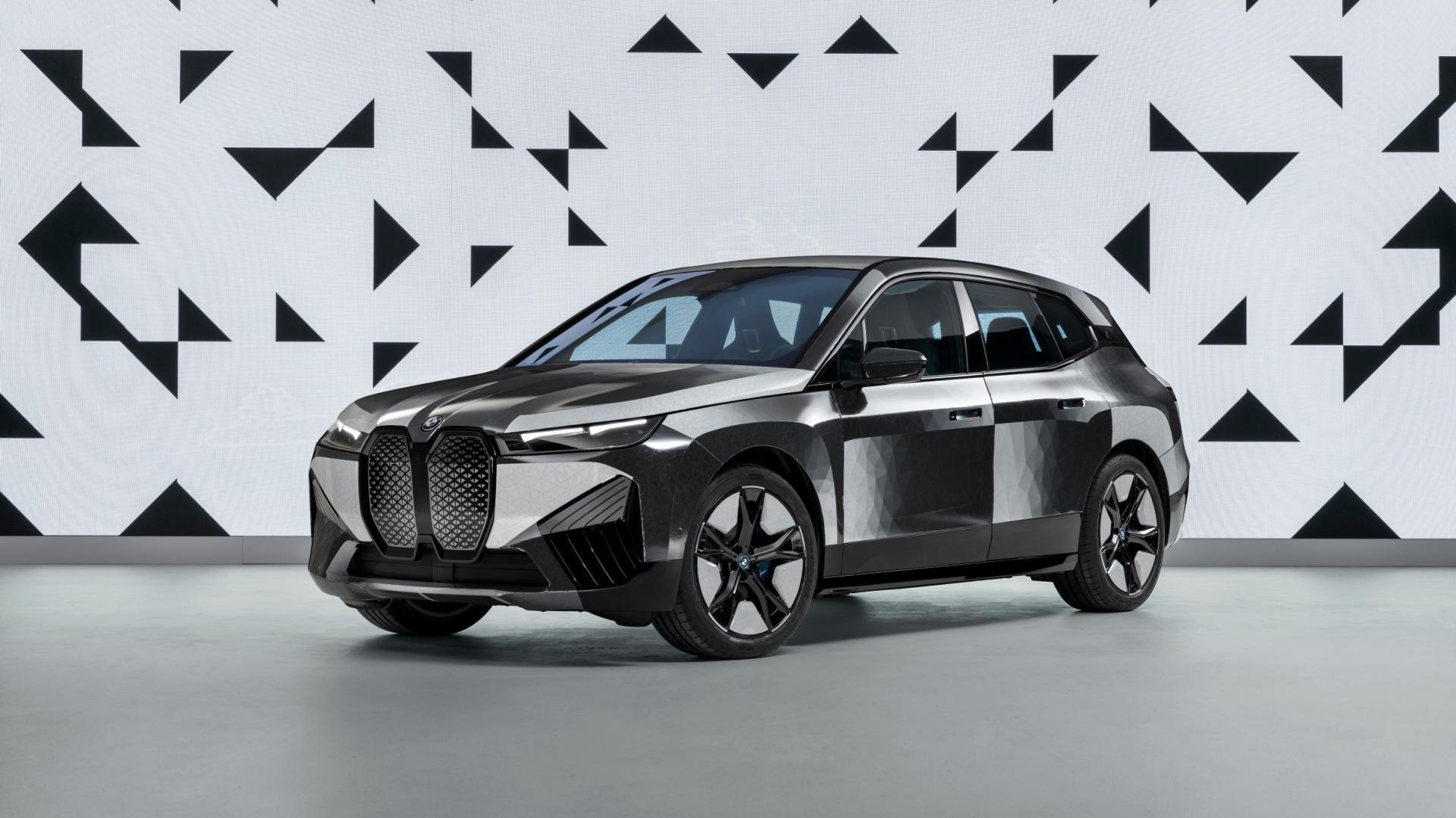 BMW iX Flow mění barvy jak chameleon. Speciální funkce, která ušetří dojezd i peníze