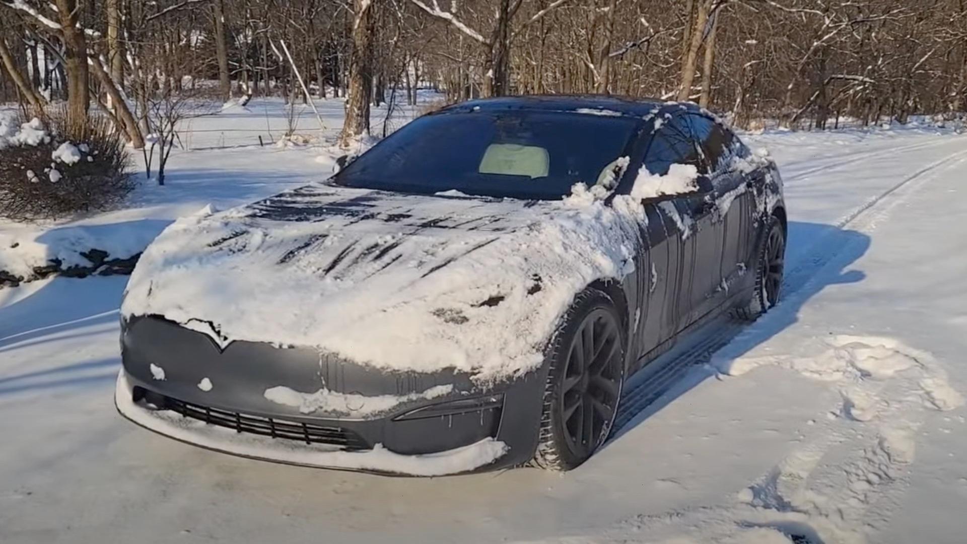 Tesla Model S Plaid na sněhu a s letním obutím. Jak tohle dopadne?