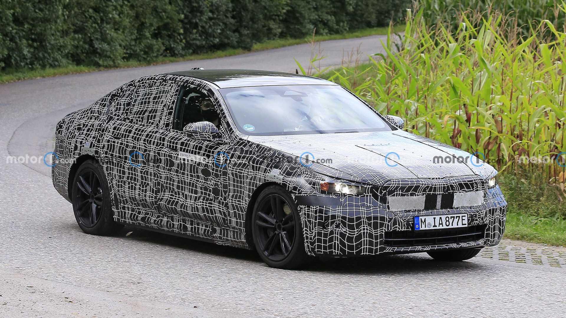 Maskovaná verze BMW i5