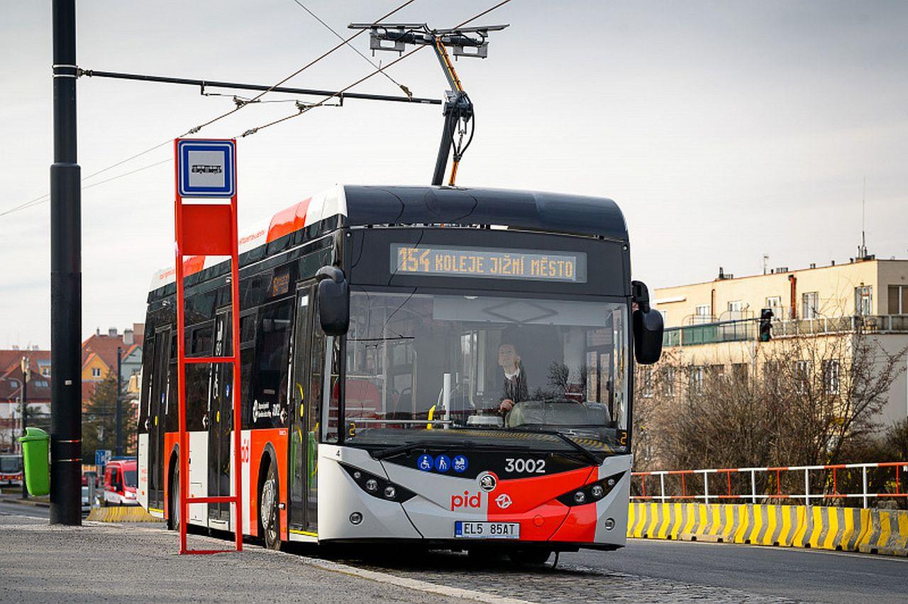 Praha láká na jízdu elektrobusem Škoda E’City. Ujede 180 km a má zajímavé nabíjení