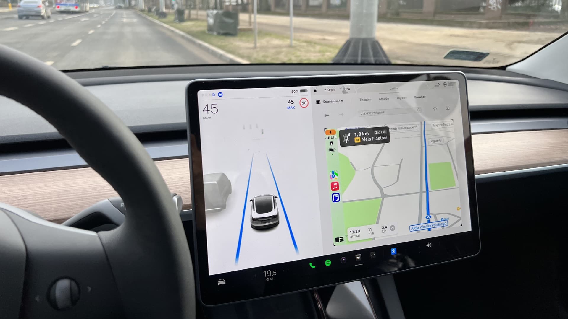 Polákovi se podařilo dostat systém Apple CarPlay do Tesly | foto: @mikegapinski, Twitter