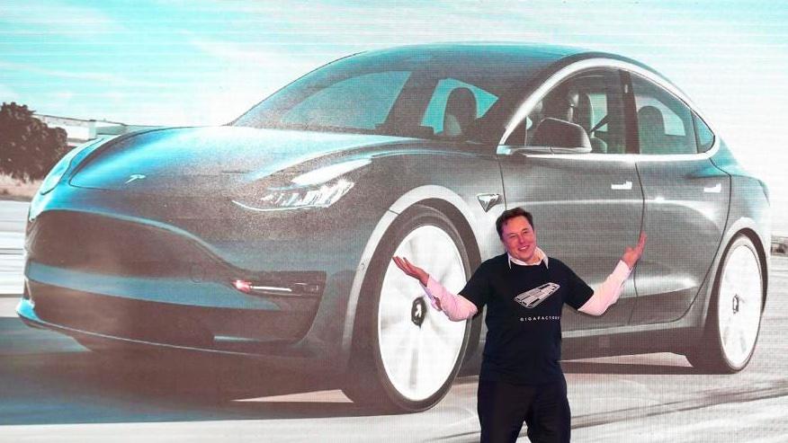 Hacker dokázal napadnout elektromobil Tesla. Vinu má nést sám řidič