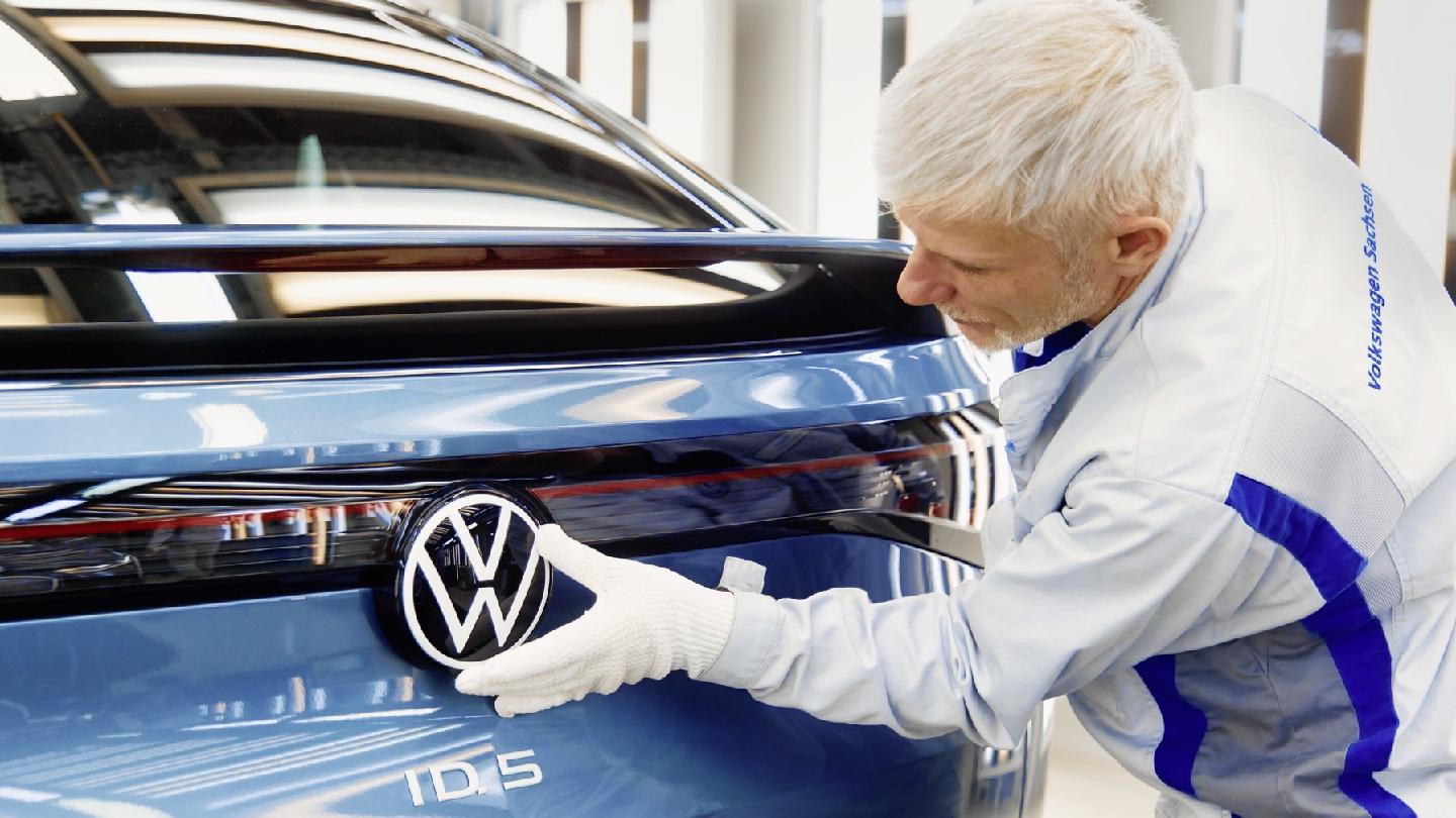 Volkswagen zastavuje výrobu elektromobilů, může za to válka na Ukrajině