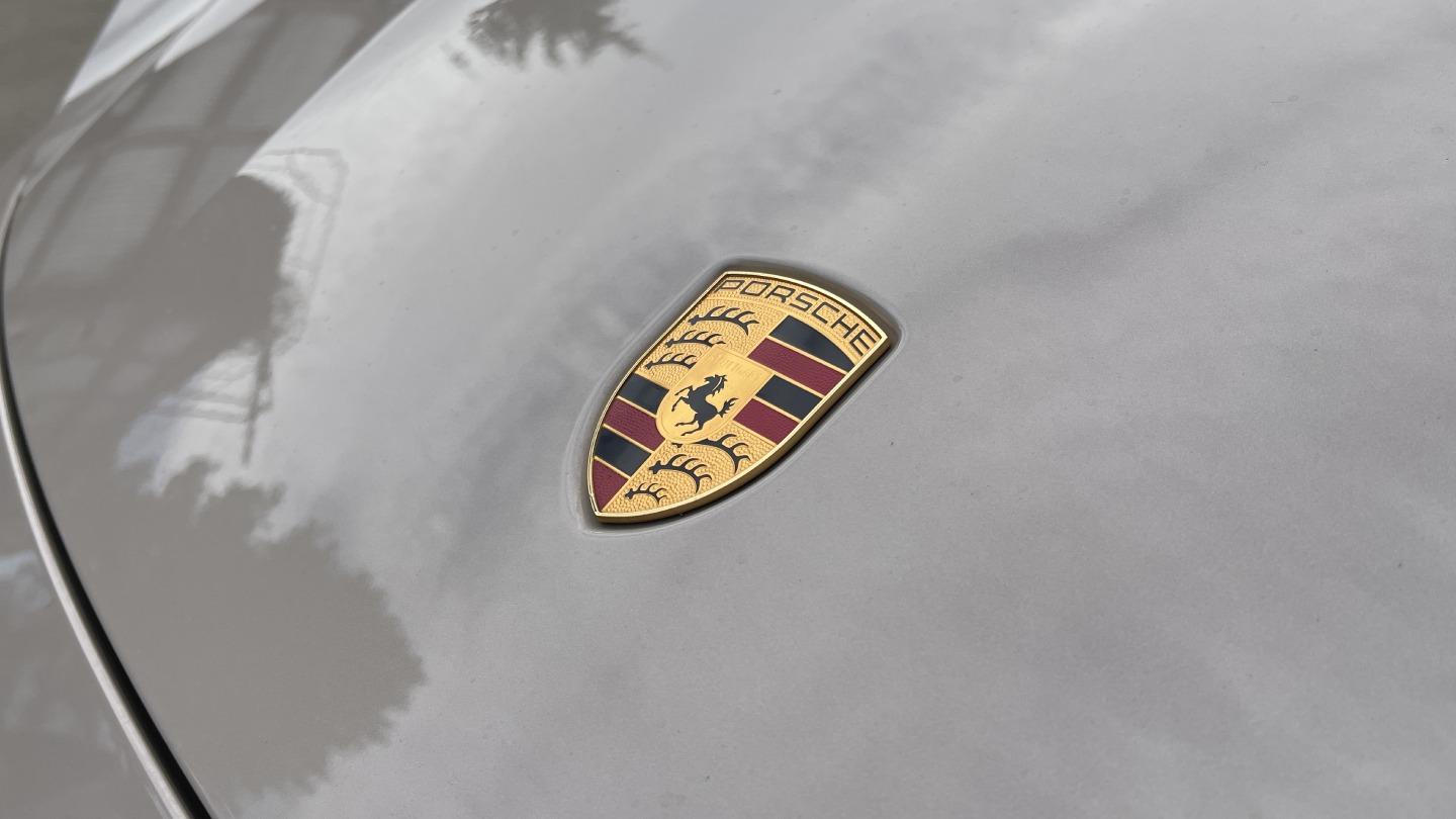 Logo na kapotě elektromobilu Porsche Taycan Cross Turismo