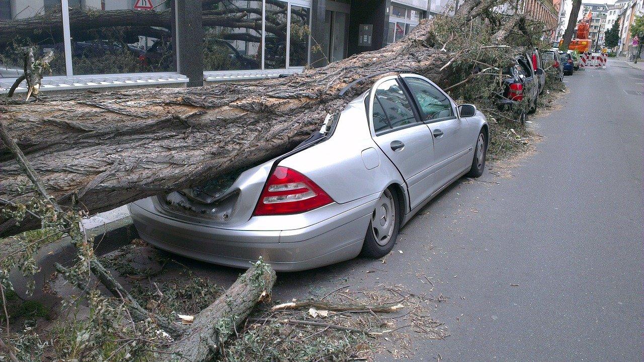 V Česku zuří orkány! Jak nejlépe ochránit automobil před nepříznivým počasím?