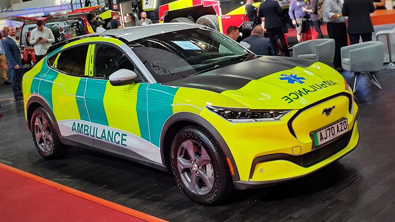 Ford Mustang Mach-e v barvách ambulance