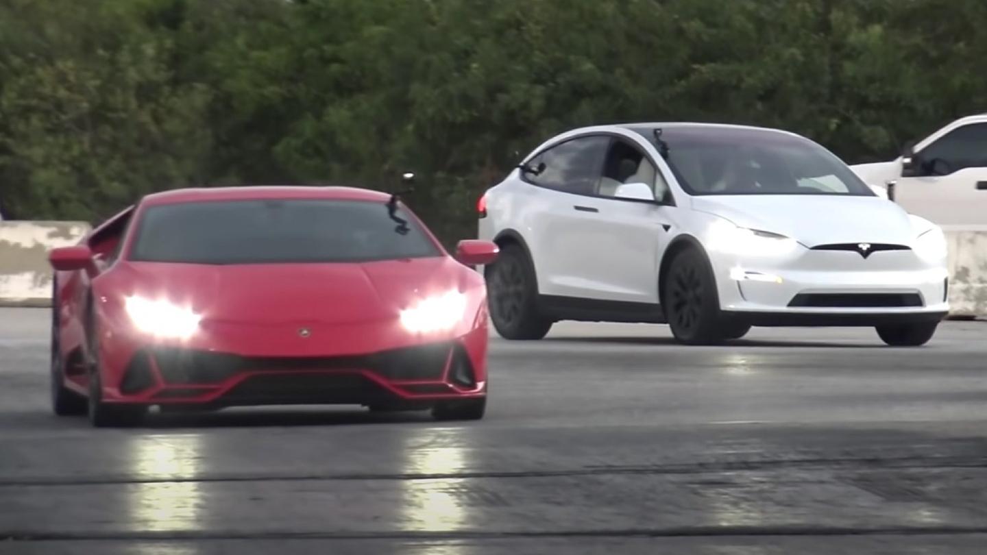 Lamborghini Huracán EVO vs. Tesla Model X Plaid!