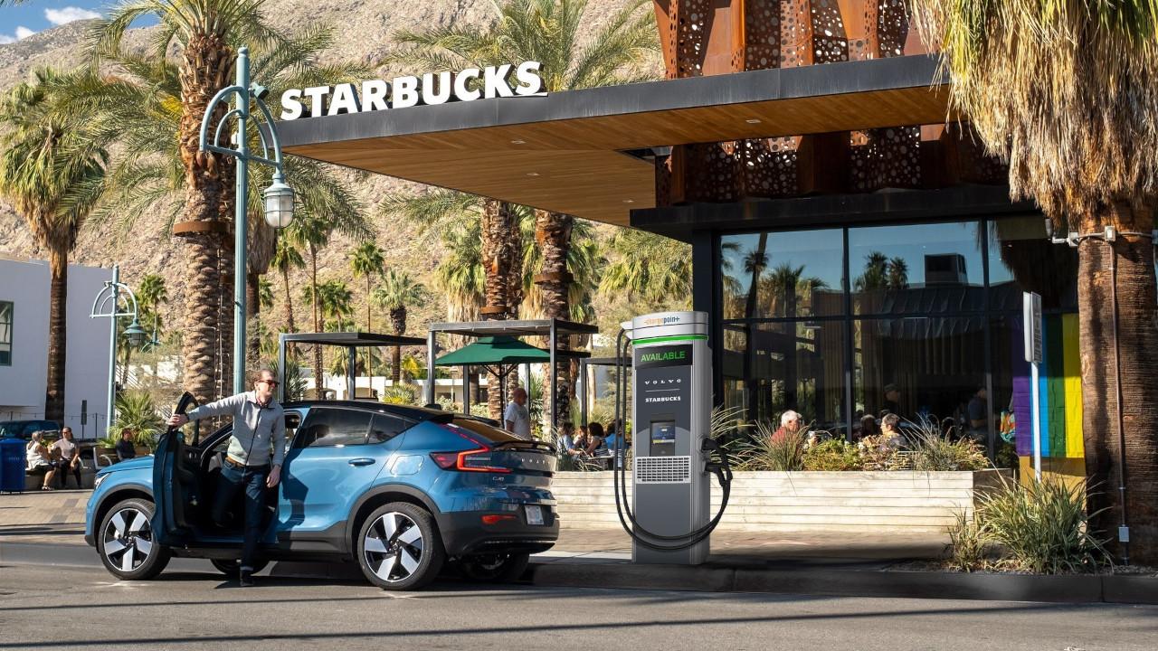 Síť nabíječek Volvo u pobočky Starbucks