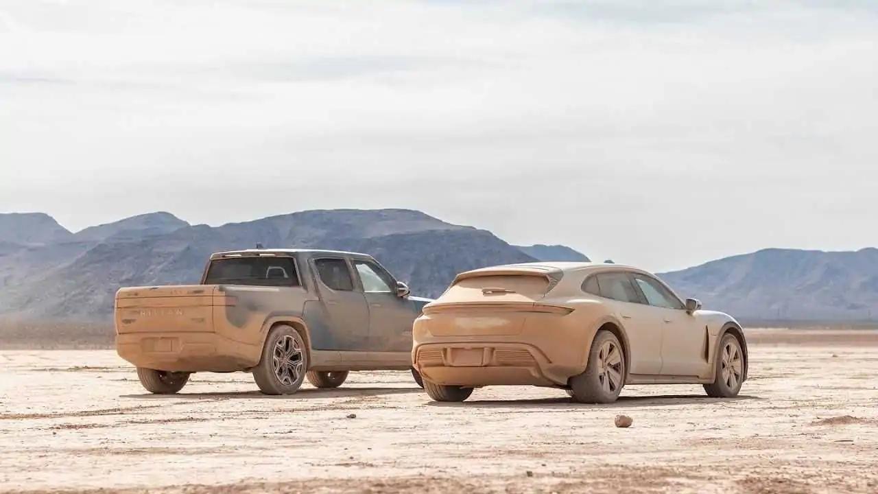 Rivian vs. Porsche! Jaká je jejich maximální rychlost na písečných pláních?