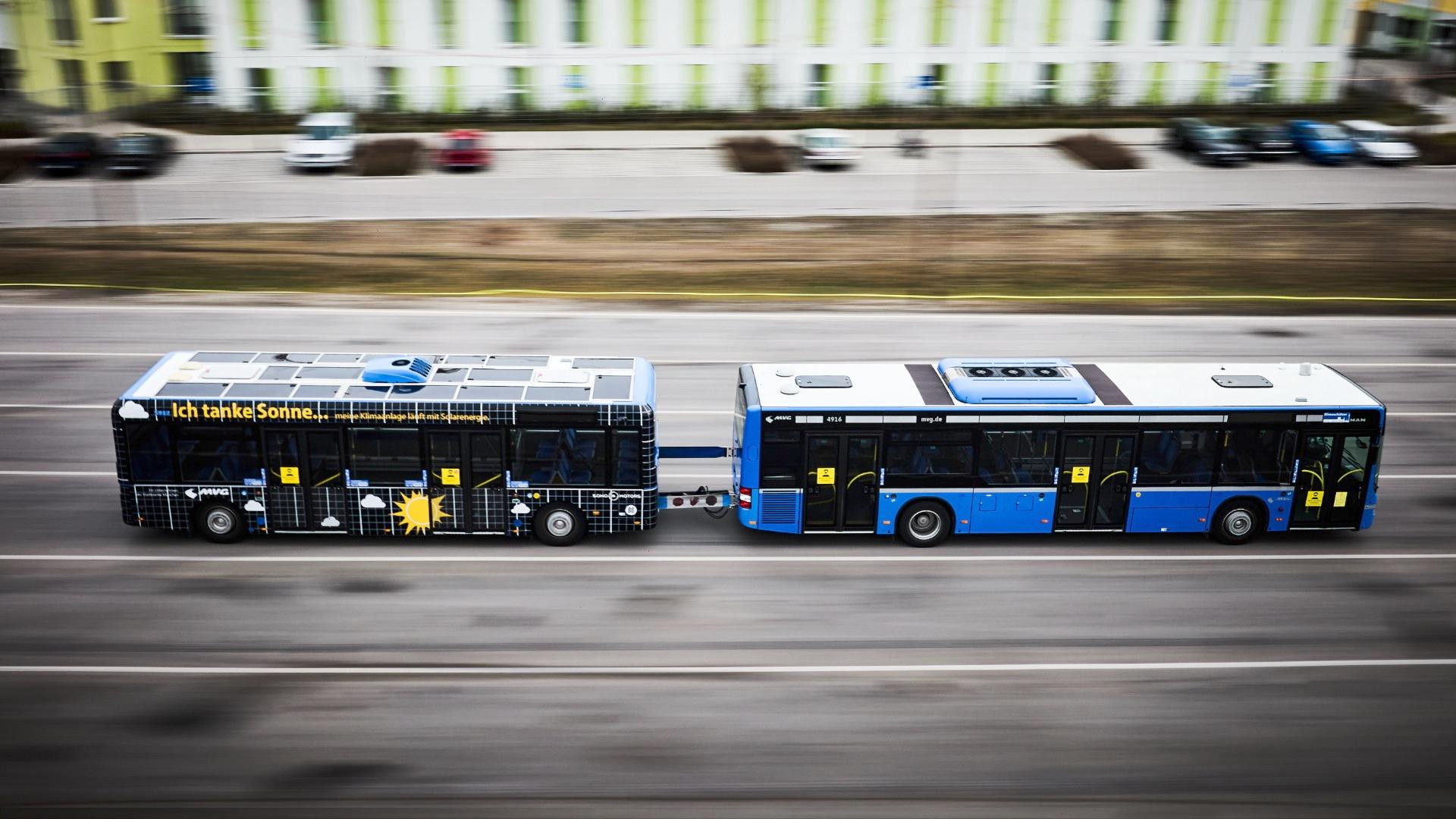 Znáte divnější autobus? Na střeše má solární panely a šetří palivo nezvyklým způsobem