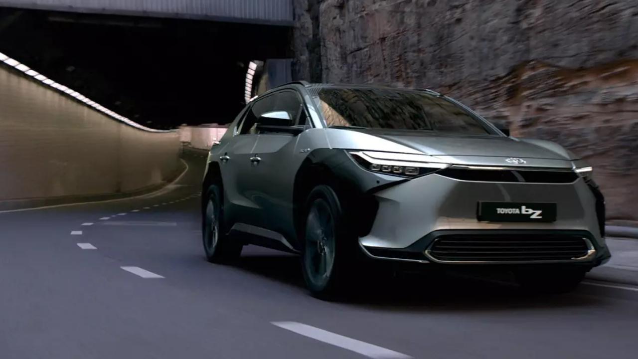 Nový elektromobil od Toyoty je takový průšvih, že automobilka nabízí zpětný výkup