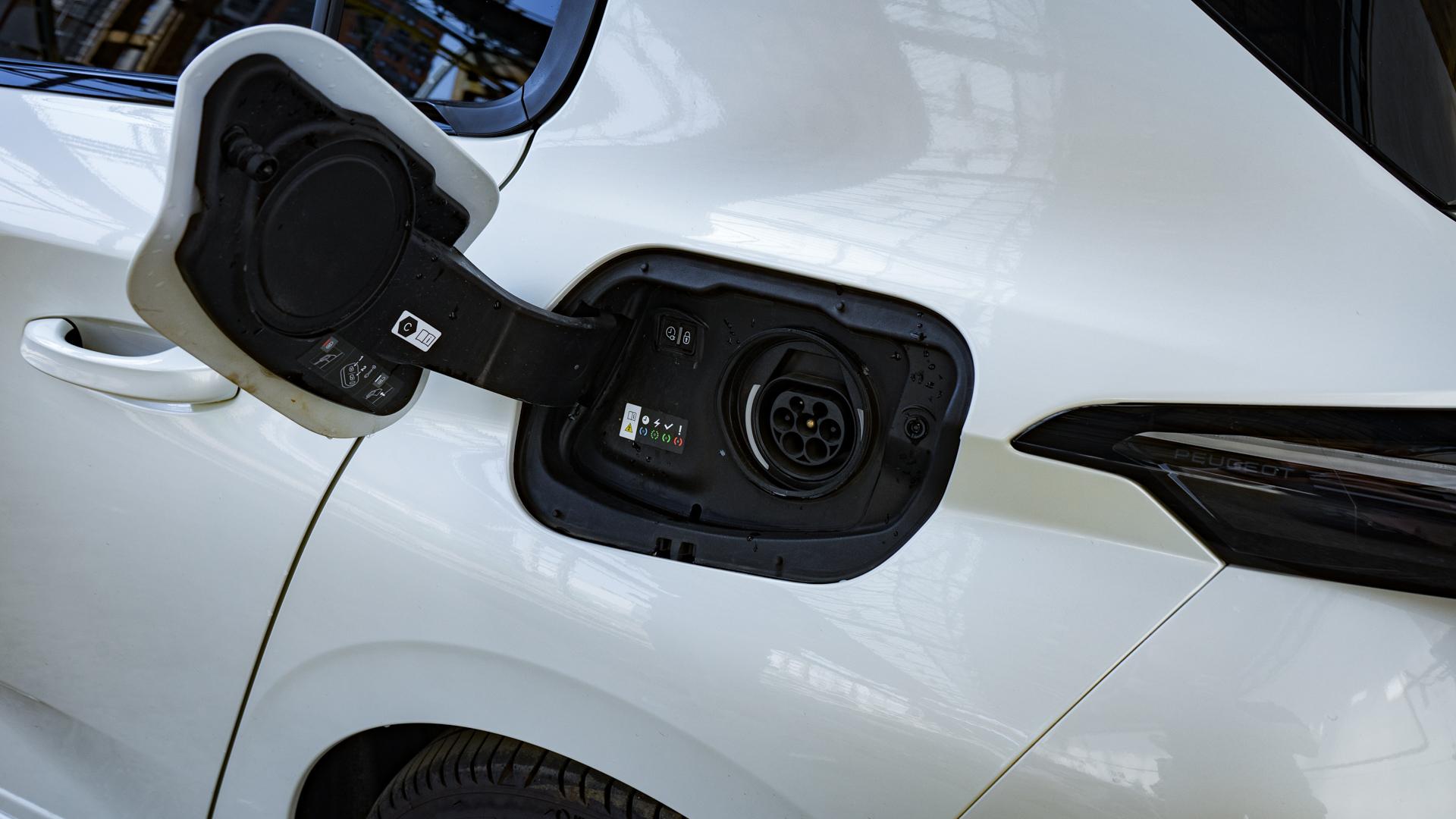 Plug-in hybridy jsou peklo. Studie odhalila pravou tvář „ekologických“ aut