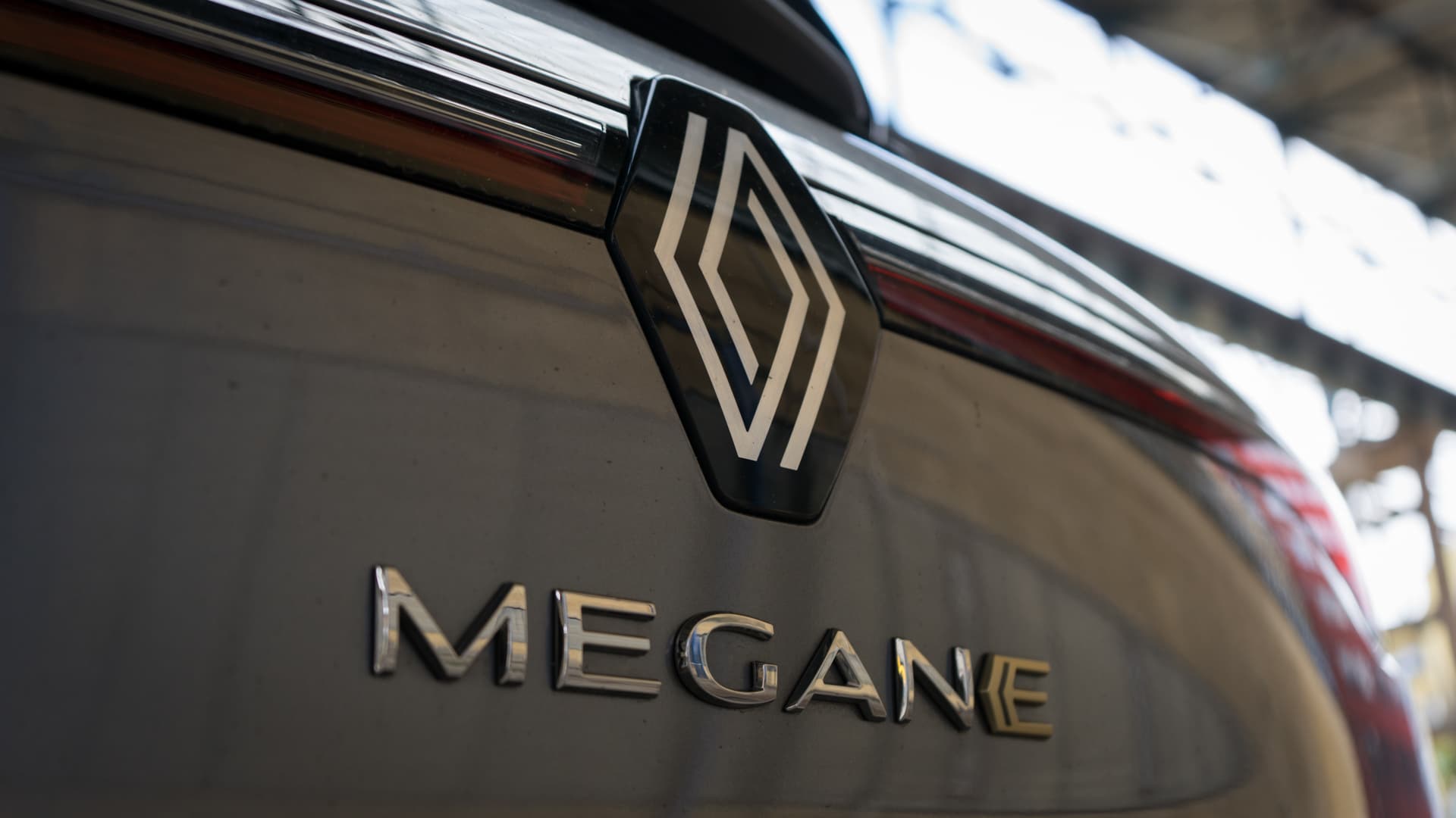 Logo na zadní části Renaultu Megane E-Tech