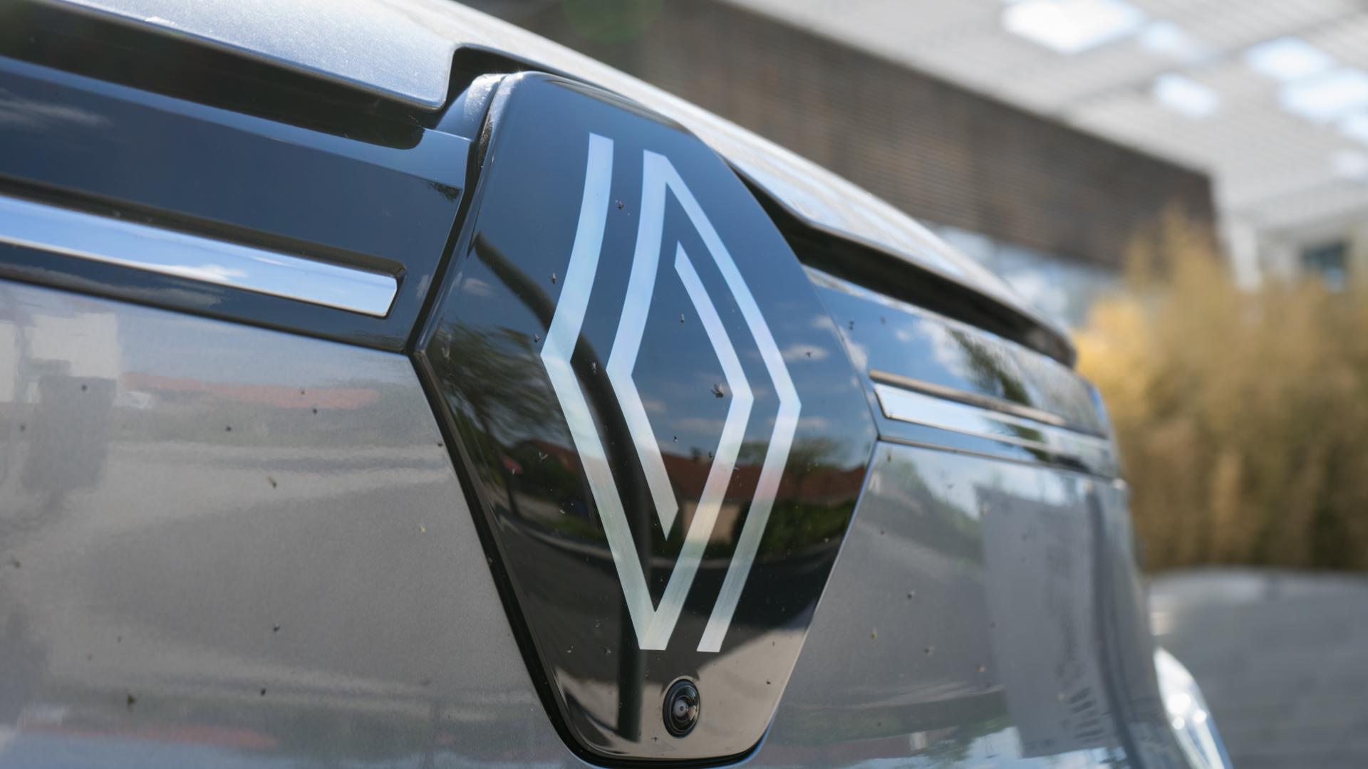 Šéf Renaultu se tvrdě opřel do Tesly. Vadí mu, že zlevnila své elektromobily