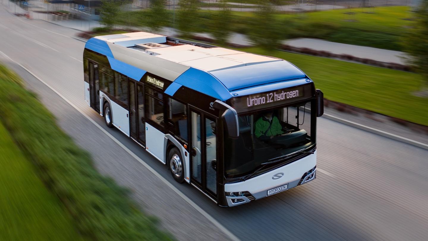 Středočeský kraj nasadí 10 vodíkových autobusů, pohánět je bude zelený vodík