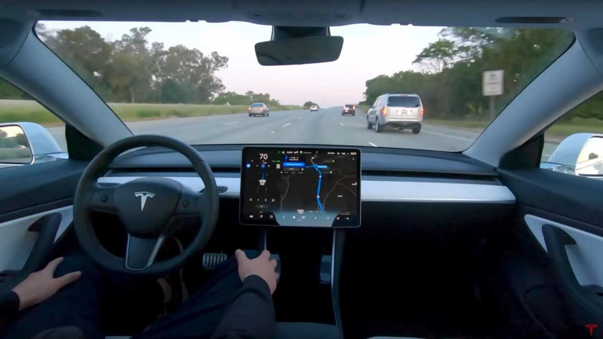 Tesla se chlubí počtem najetých kilometrů během beta testování autonomního řízení. Tipnete si?