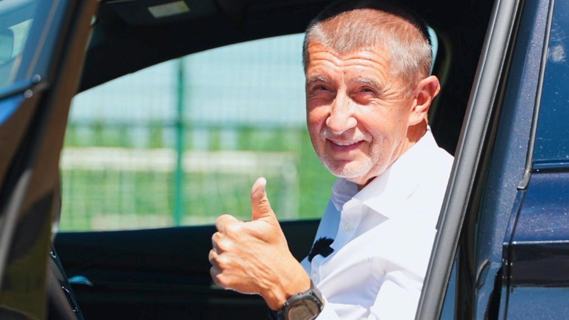 Andrej Babiš přesedlal na elektromobil! Neuvěříte, v čem bývalý premiér jezdí