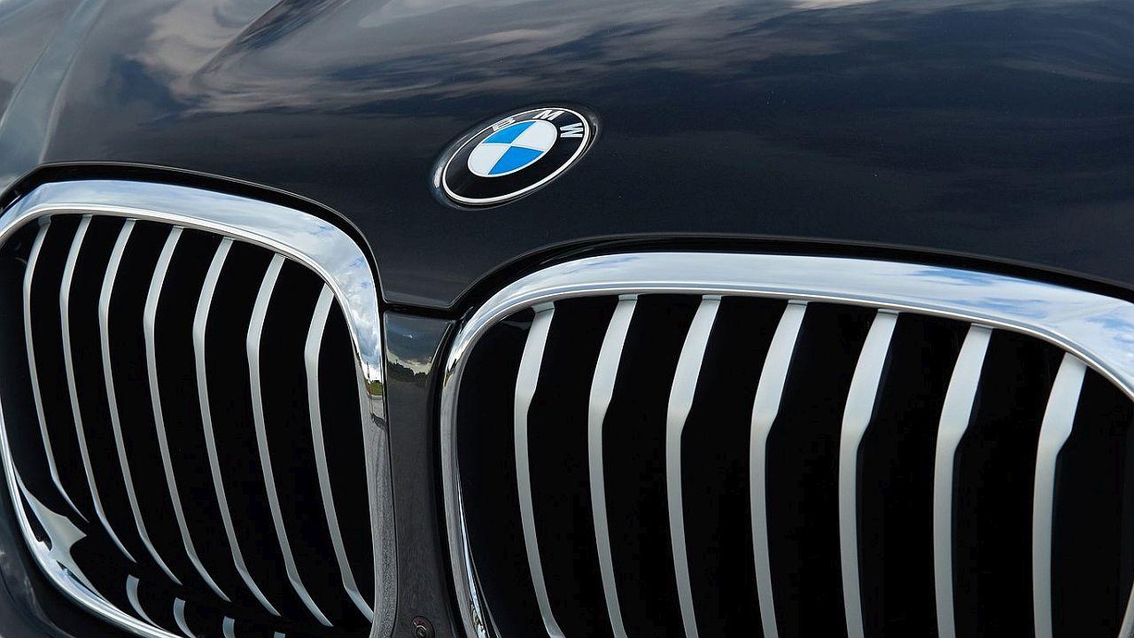 Nejpopulárnější SUV automobilky BMW přijde s novou generací. Co maskování neskrylo?