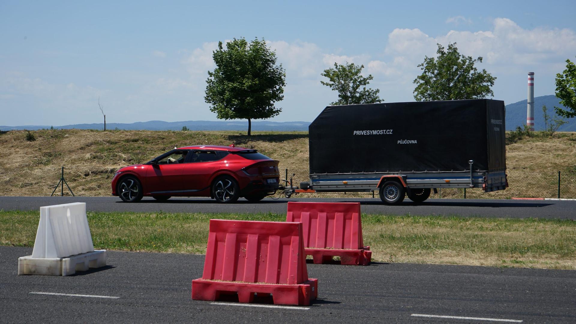 Karavan nebo přívěs udělají se spotřebou elektromobilu divy. Dojezd se zkrátí i o polovinu!