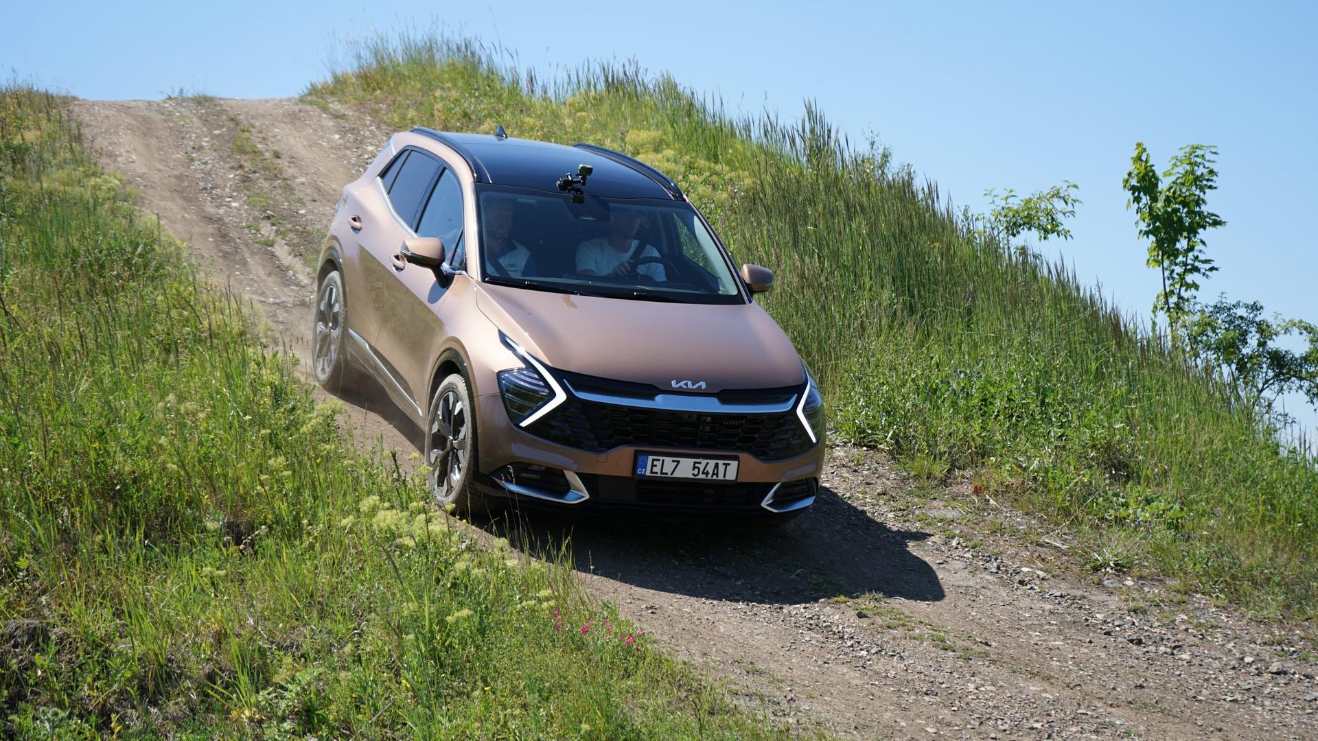 Rozjeli jsme se proti zdi a vyzkoušeli asistenční systémy vozů Kia. Jak to dopadlo?