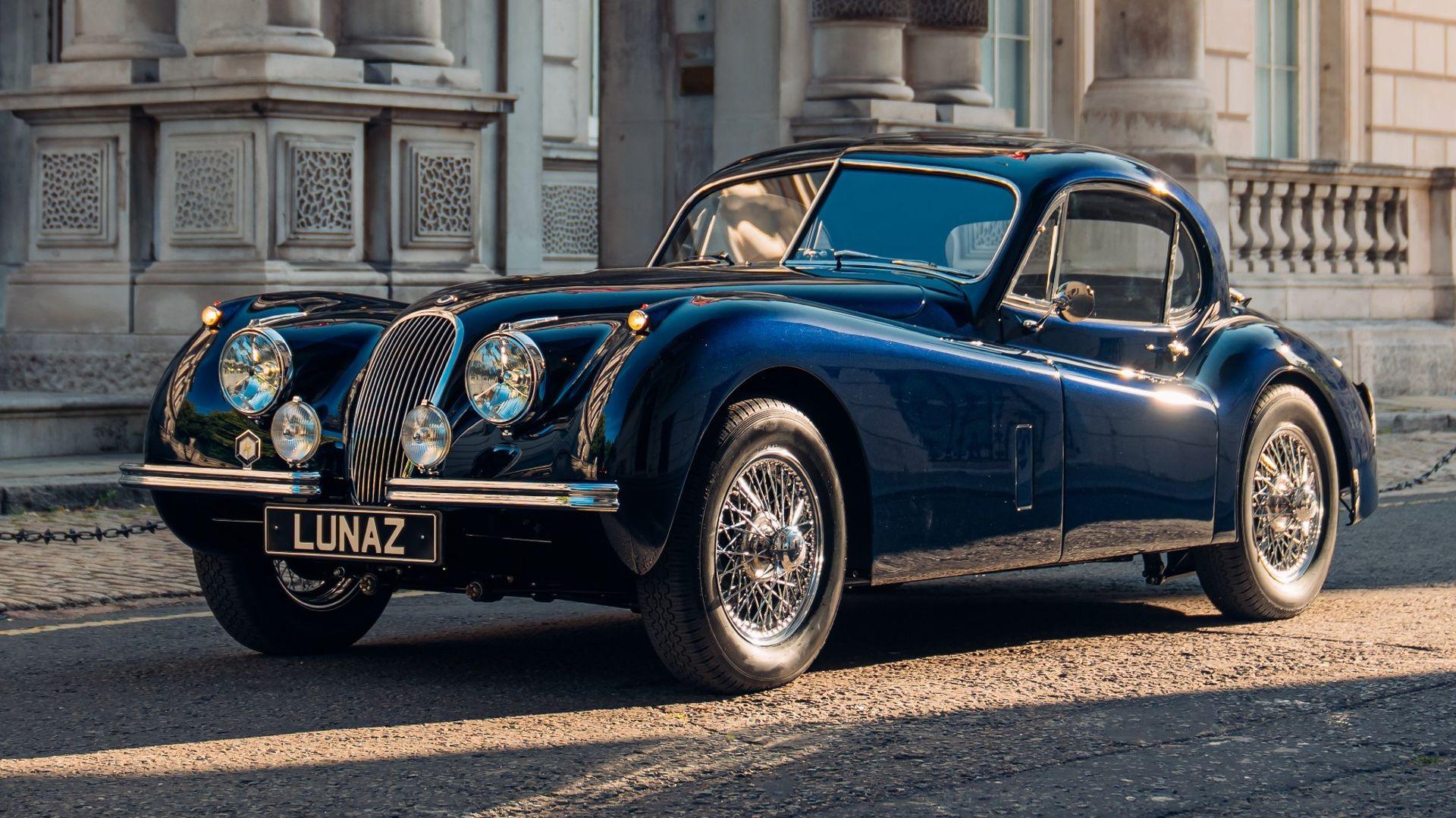 Britský klenot jezdí na elektřinu a má interiér z oceánu. To je Jaguar XK120 za 10 milionů!