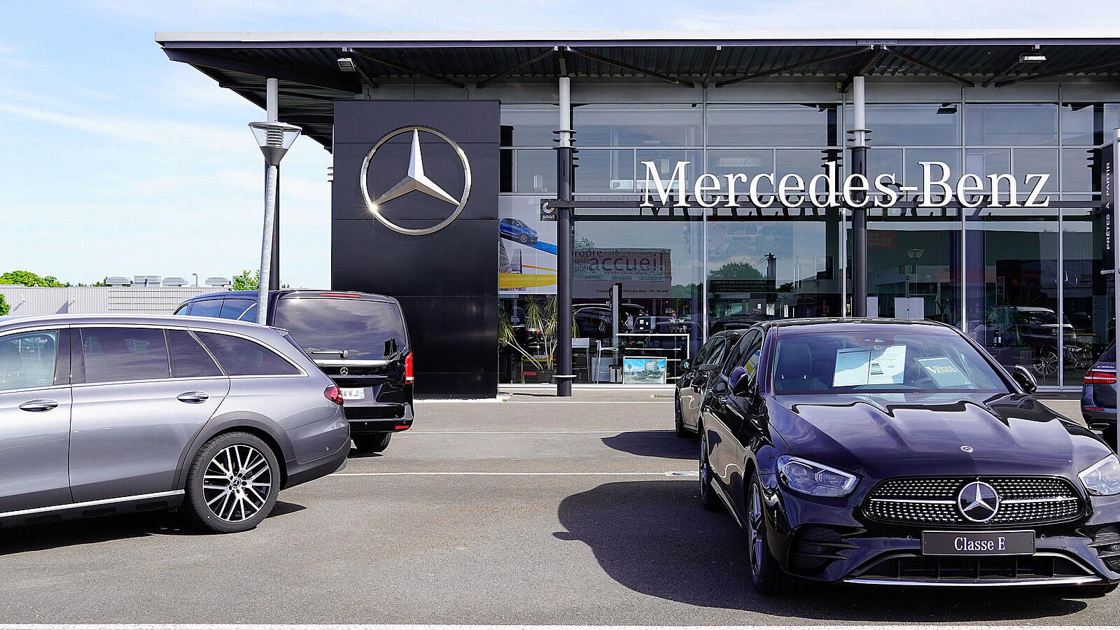 Tak už i Němci. Mercedes je první automobilkou, která přejde na Tesla konektor