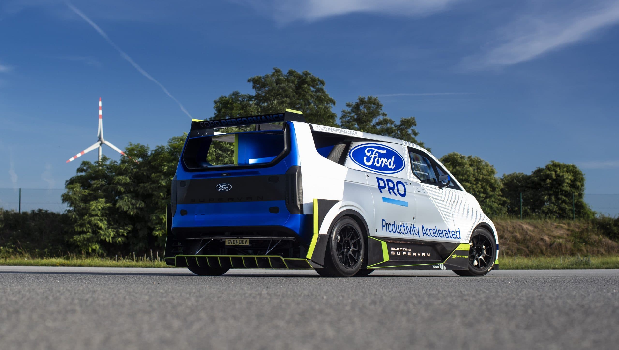 Ford E-Transit SuperVan 4