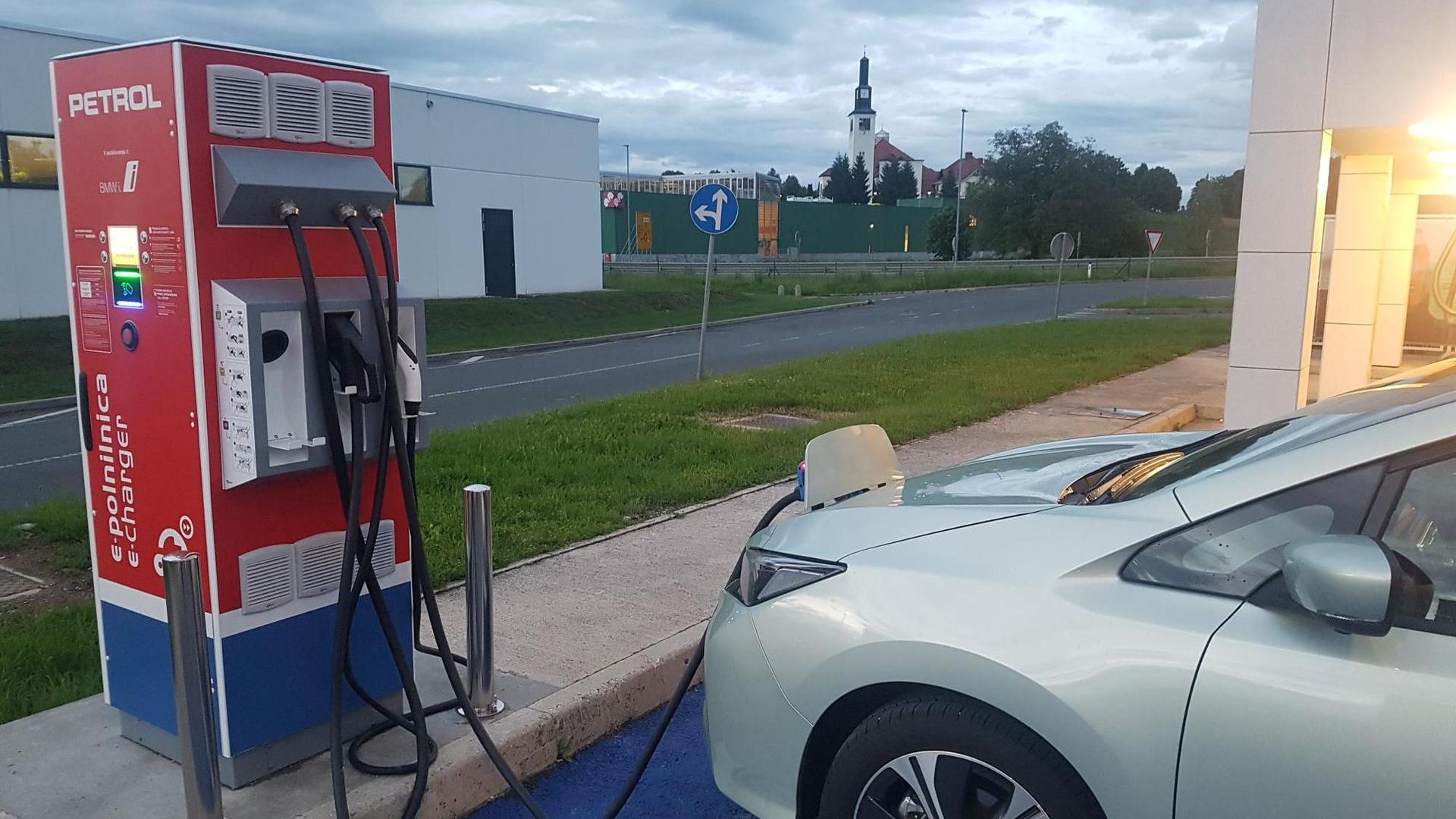 Nabíjení na stanici společnosti Petrol